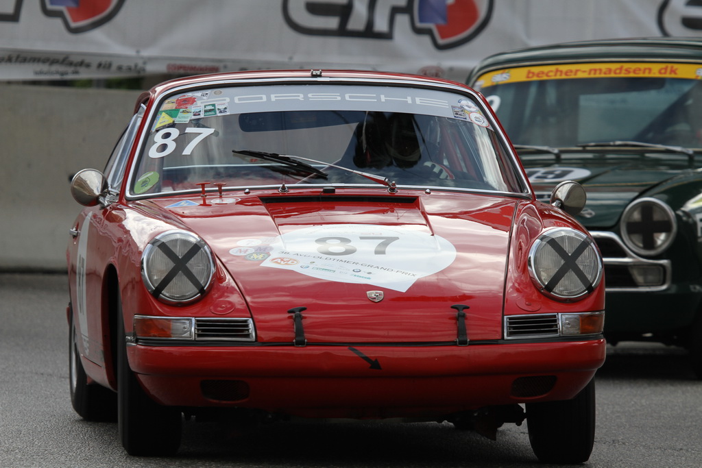 Close race. Man bliver aldrig træt af at se på en rød Porsche 911.
(Foto: Motorsporten.dk)
